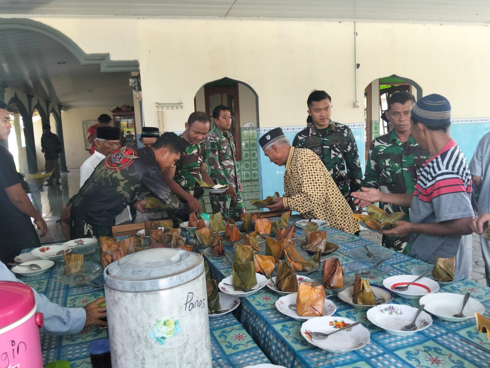 Kebersamaan Tanpa Sekat, Pengajian dan Hidangan Tradisional Warnai Pengabdian Satgas TMMD di Tengah