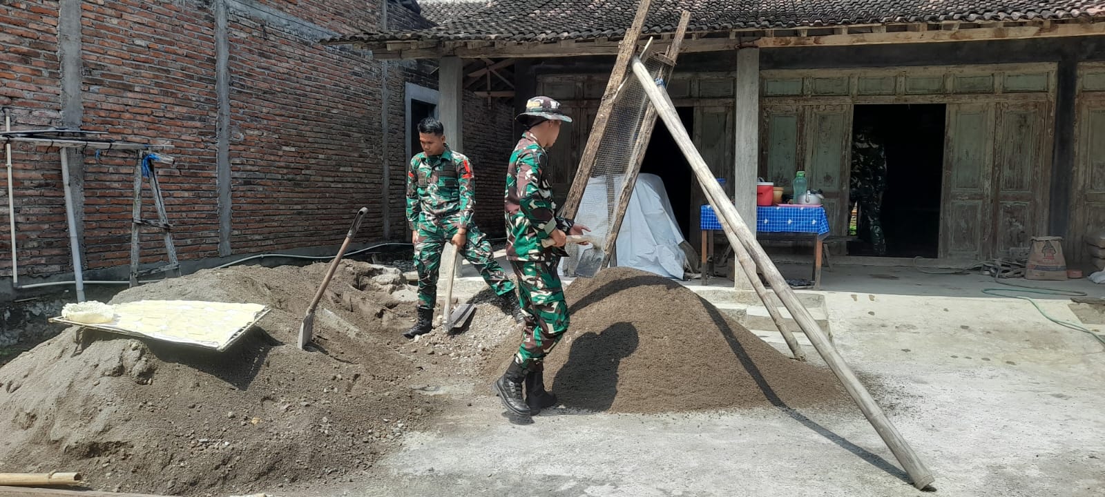 Bukan Sandang Laras Panjang Tapi Cangkul dan Skop di Tangan, Satgas TMMD Kerjakan RTLH