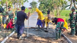 “Semangat Tanpo Sambat”, Satgas TMMD dan Warga Kejar Penyelesaian Pengecoran Jalan Jelang Penutupan TMMD Reguler ke-128 Kodim Sragen