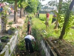 Babinsa Pimpin Karya Bakti Pembersihan Fasilitas Umum Bersama Warga