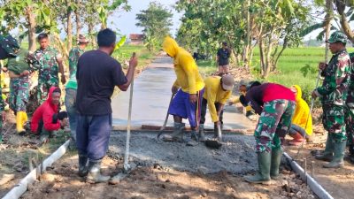 “Semangat Tanpo Sambat”, Satgas TMMD dan Warga Kejar Penyelesaian Pengecoran Jalan Jelang Penutupan TMMD Reguler ke-128 Kodim Sragen