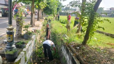 Babinsa Pimpin Karya Bakti Pembersihan Fasilitas Umum Bersama Warga