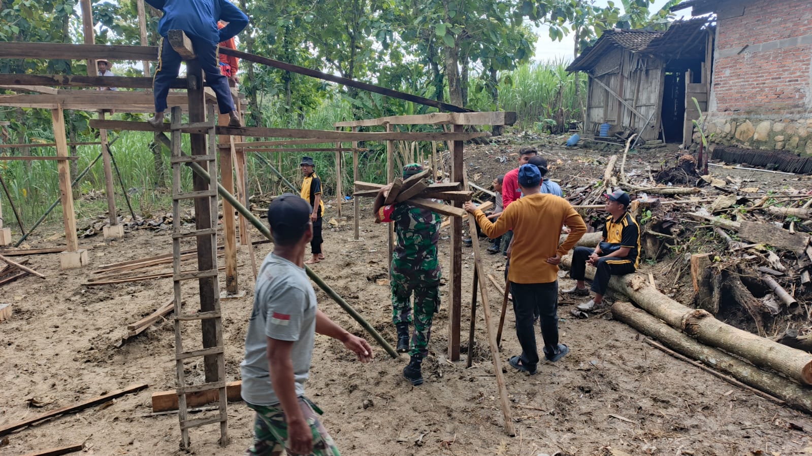 Bangun Rumah, Babinsa dan Warga Ciptakan Kebersamaan Lewat Gotong Royong