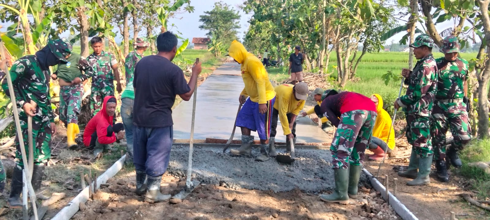 “Semangat Tanpo Sambat”, Satgas TMMD dan Warga Kejar Penyelesaian Pengecoran Jalan Jelang Penutupan TMMD Reguler ke-128 Kodim Sragen