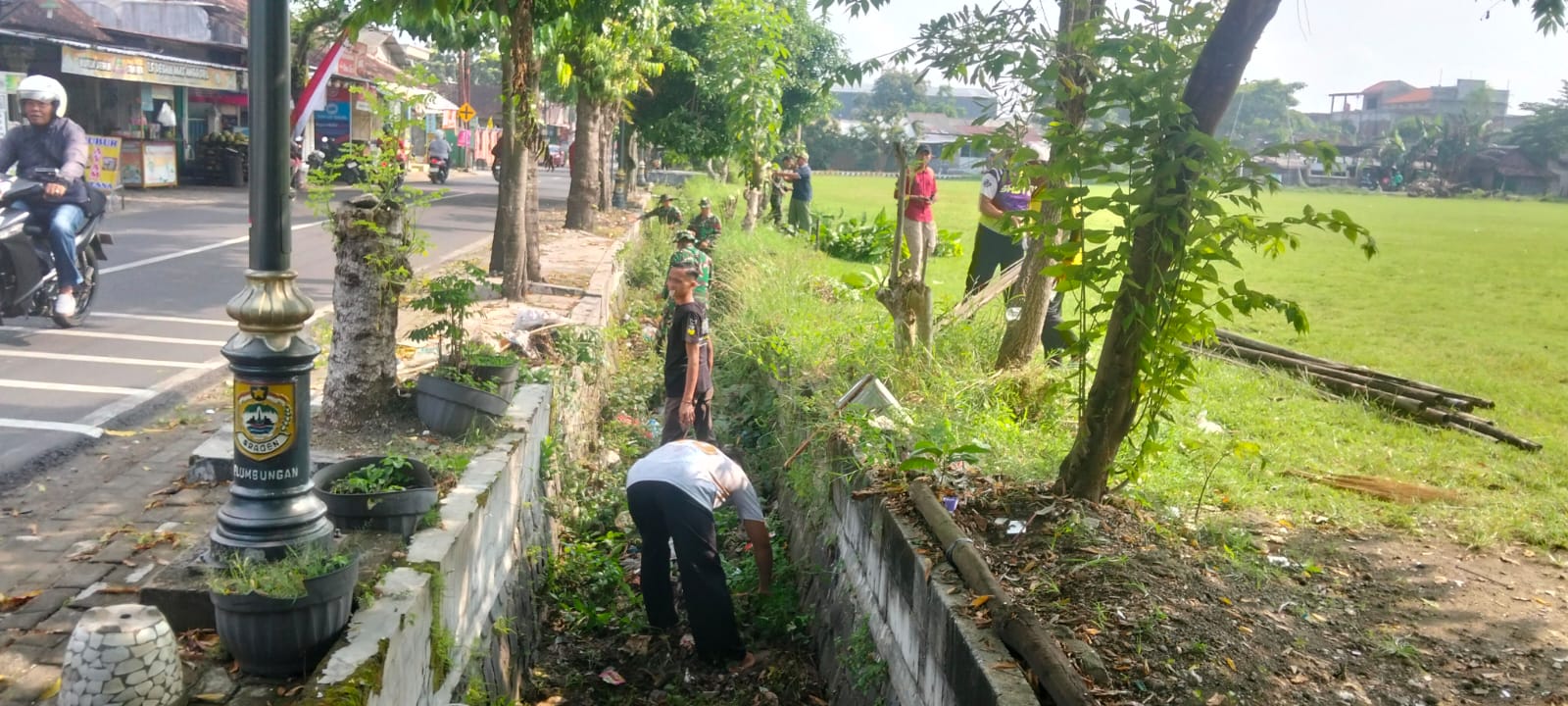 Babinsa Pimpin Karya Bakti Pembersihan Fasilitas Umum Bersama Warga