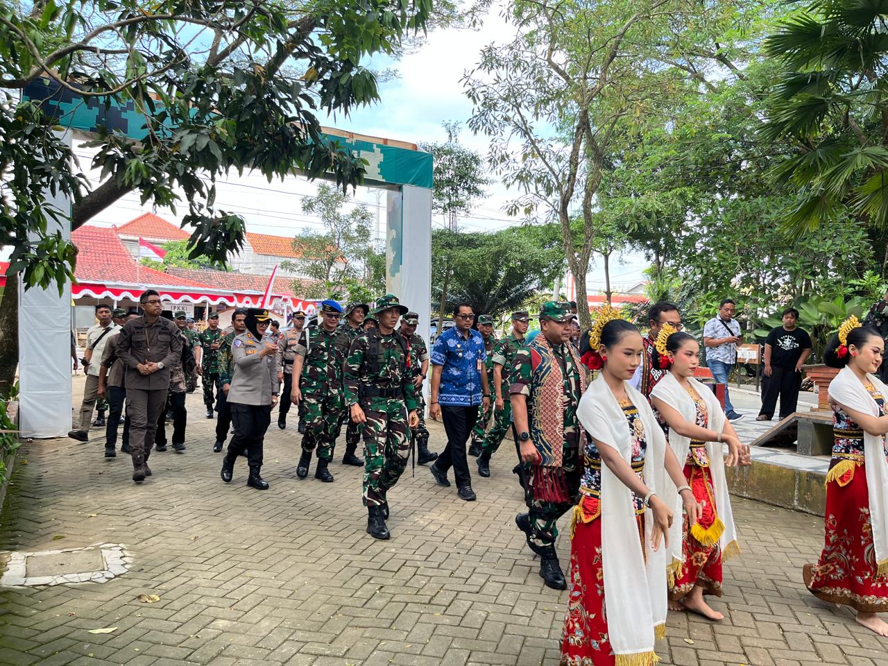 Dandim 0725/Sragen Sambut Kedatangan Kasdam IV/Diponegoro Di Upacara Penutupan TMMD