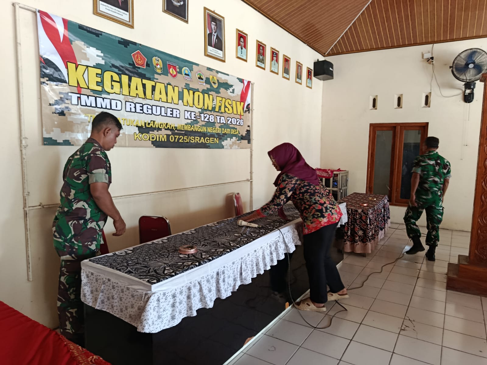 Satgas TMMD Reg 128 Kodim Sragen dan Penjaga Balai Desa Siapkan Sarana Penyuluhan Hukum Kejari Sragen