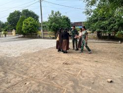 Anggota Satgas TMMD Kodim 0725/Sragen Ajak Anak-Anak Bermain Permainan Tradisional