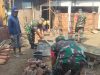 ​Tradisi Sambatan Hidup Lagi, Babinsa Mandi Keringat Bantu Dirikan Rumah Warga