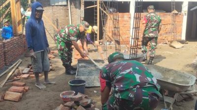 Tradisi Sambatan Hidup Lagi, Babinsa Mandi Keringat Bantu Dirikan Rumah Warga Tradisi Sambatan Hidup Lagi, Babinsa Mandi Keringat Bantu Dirikan Rumah Warga