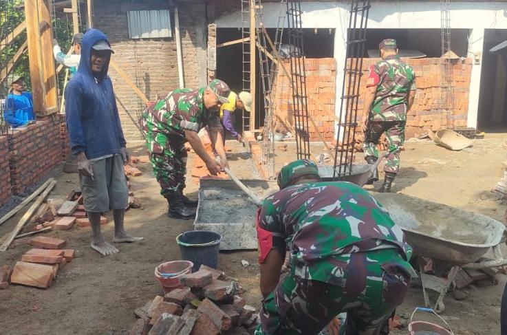​Tradisi Sambatan Hidup Lagi, Babinsa Mandi Keringat Bantu Dirikan Rumah Warga