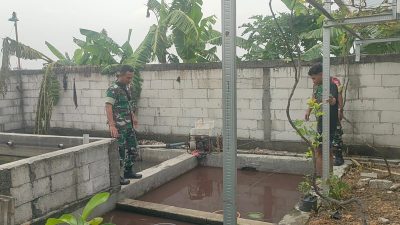 Selesaikan Keluhan Warga, Babinsa Edukasi Peternak Lele Soal Kebersihan Lingkungan