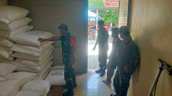 Lancar dan Transparan, Babinsa Kalijambe Pantau Langsung Penyaluran Pupuk Bersubsidi