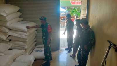 Lancar dan Transparan, Babinsa Kalijambe Pantau Langsung Penyaluran Pupuk Bersubsidi