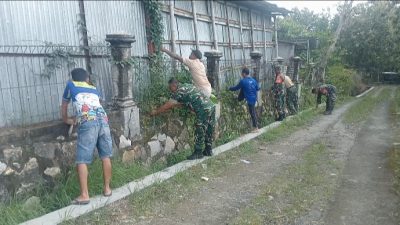 Upaya Menjaga Kebersihan Lingkungan, Danramil Pimpin Langsung Kerja Bakti