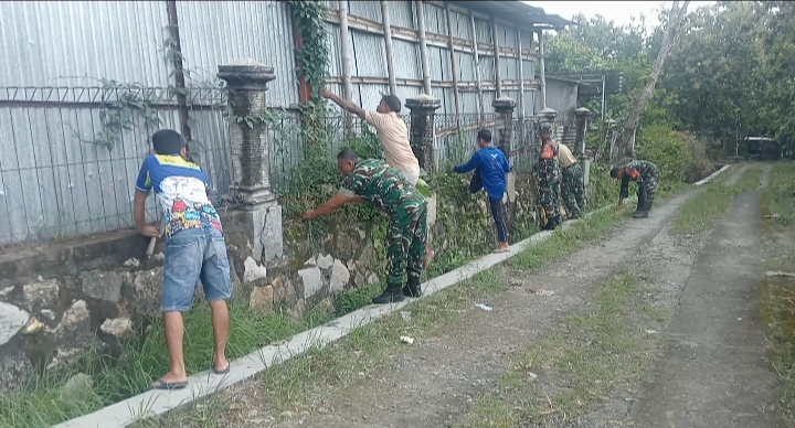 Upaya Menjaga Kebersihan Lingkungan, Danramil Pimpin Langsung Kerja Bakti