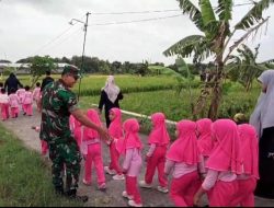 Babinsa Dampingi Anak TK Jalan Sehat Bersama, Pastikan Keamanan Terjamin