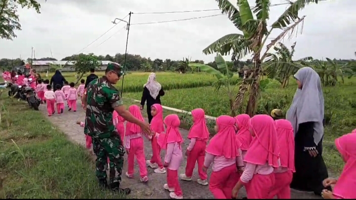 Babinsa Dampingi Anak TK Jalan Sehat Bersama, Pastikan Keamanan Terjamin