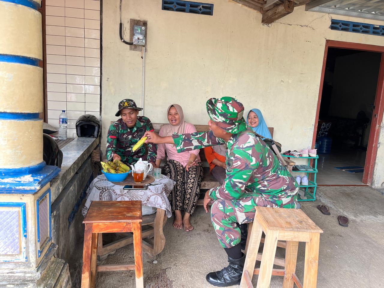 Kedekatan Satgas TMMD Dengan Ibu-Ibu PKK Desa Puro Terjalin Hangat