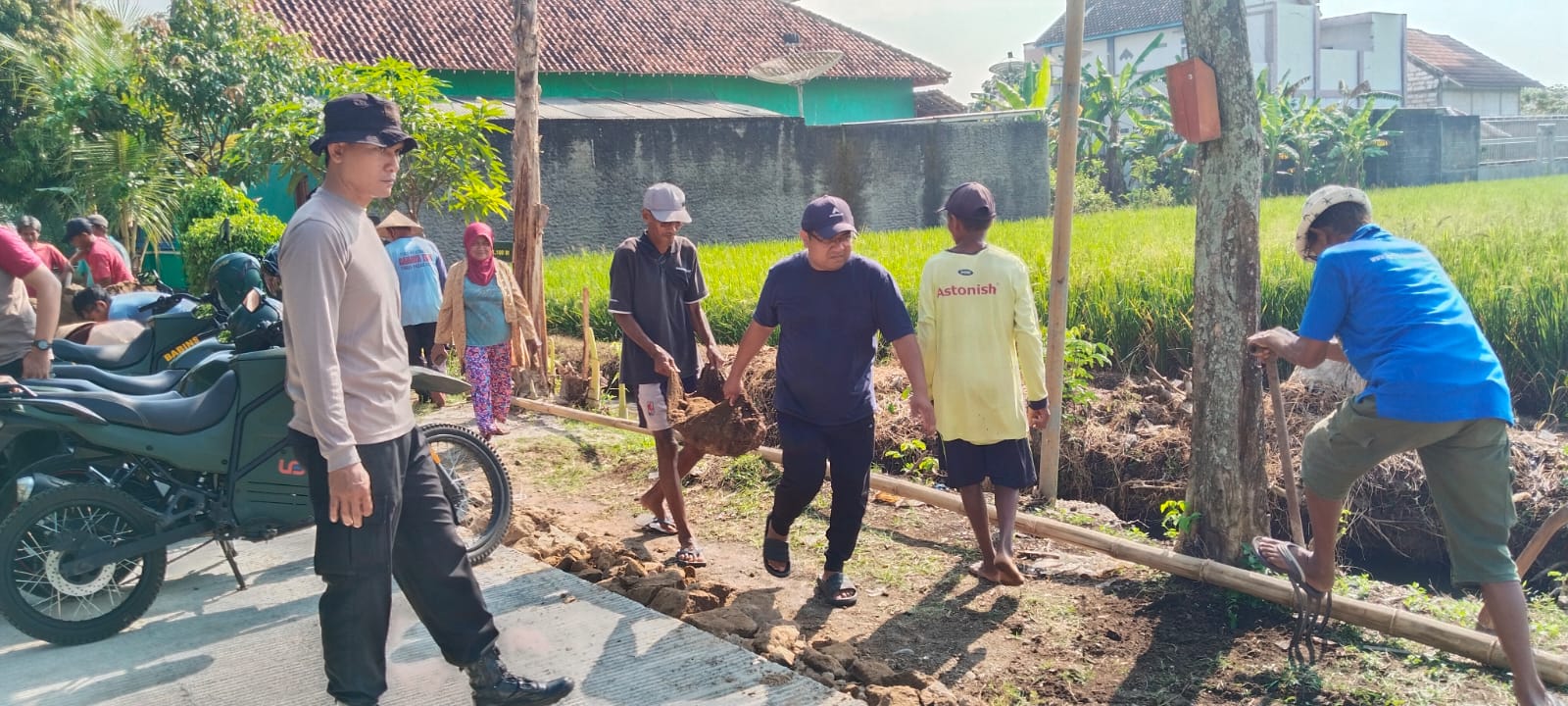 Keterbatasan Alat Tidak Surutkan Semangat Gotong-royong