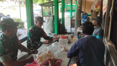 Di Dalam Warung, Babinsa Pererat Kedekatan dengan Warga