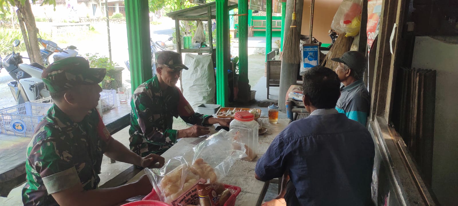 Di Dalam Warung, Babinsa Pererat Kedekatan dengan Warga