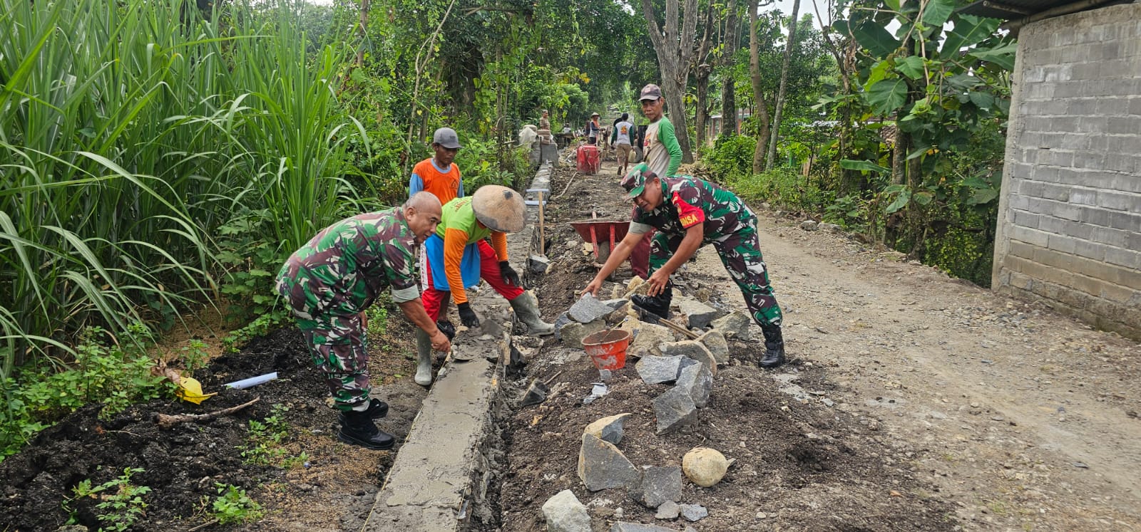 Antisipasi Genangan dan Banjir, Koramil Jenar bersama Warga Bahu-Membahu Buat Parit