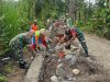Lestarikan Gotong Royong, Babinsa dan Warga Kompak Bangun Dinding Penahan Tanah