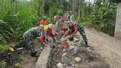 Lestarikan Gotong Royong, Babinsa dan Warga Kompak Bangun Dinding Penahan Tanah Lestarikan Gotong Royong, Babinsa dan Warga Kompak Bangun Dinding Penahan Tanah