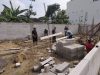 Tanda Kasih Nyata, Tanpa Kenal Lelah Babinsa Dampingi Pembangunan Rumah Warga