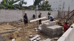 Tanda Kasih Nyata, Tanpa Kenal Lelah Babinsa Dampingi Pembangunan Rumah Warga