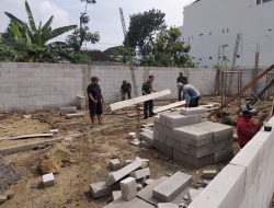 Tanda Kasih Nyata, Tanpa Kenal Lelah Babinsa Dampingi Pembangunan Rumah Warga