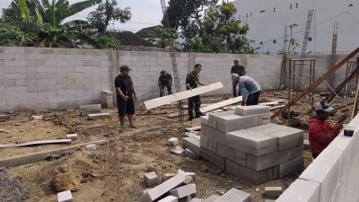 Tanda Kasih Nyata, Tanpa Kenal Lelah Babinsa Dampingi Pembangunan Rumah Warga