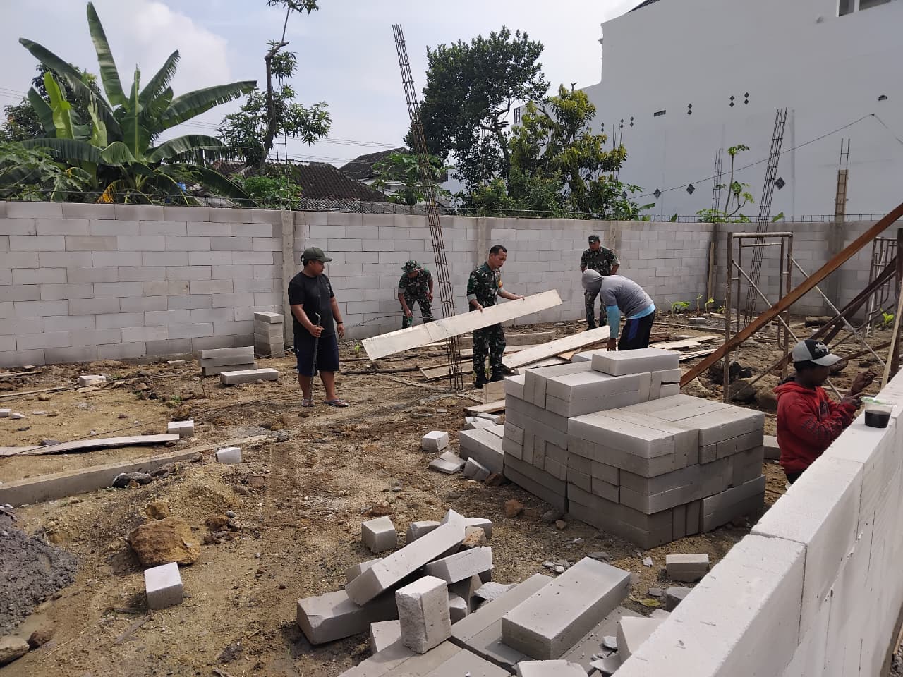 Tanda Kasih Nyata, Tanpa Kenal Lelah Babinsa Dampingi Pembangunan Rumah Warga