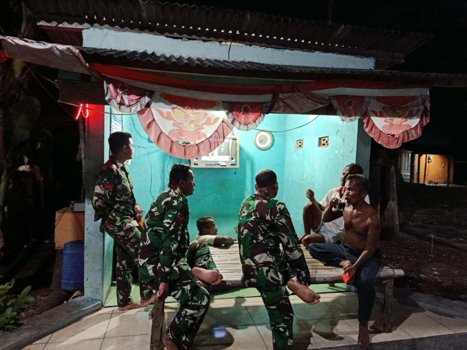 Pererat Silaturahmi, Satgas TMMD Reg 128 Kodim Sragen Ikut Ronda Malam Bersama Warga