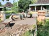 Demi Kelancaran Aktivitas Sekolah Anak, Babinsa Bantu Cor Jalan Masuk SD