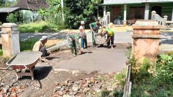 Demi Kelancaran Aktivitas Sekolah Anak, Babinsa Bantu Cor Jalan Masuk SD Demi Kelancaran Aktivitas Sekolah Anak, Babinsa Bantu Cor Jalan Masuk SD