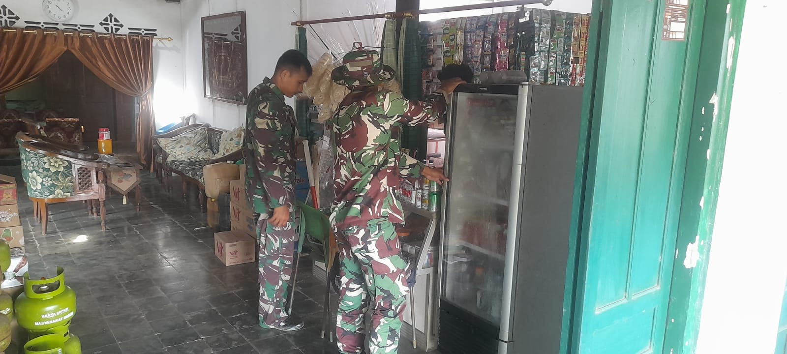 Warung Bu Eni Jadi Favorit Satgas TMMD Saat Istirahat Kerja