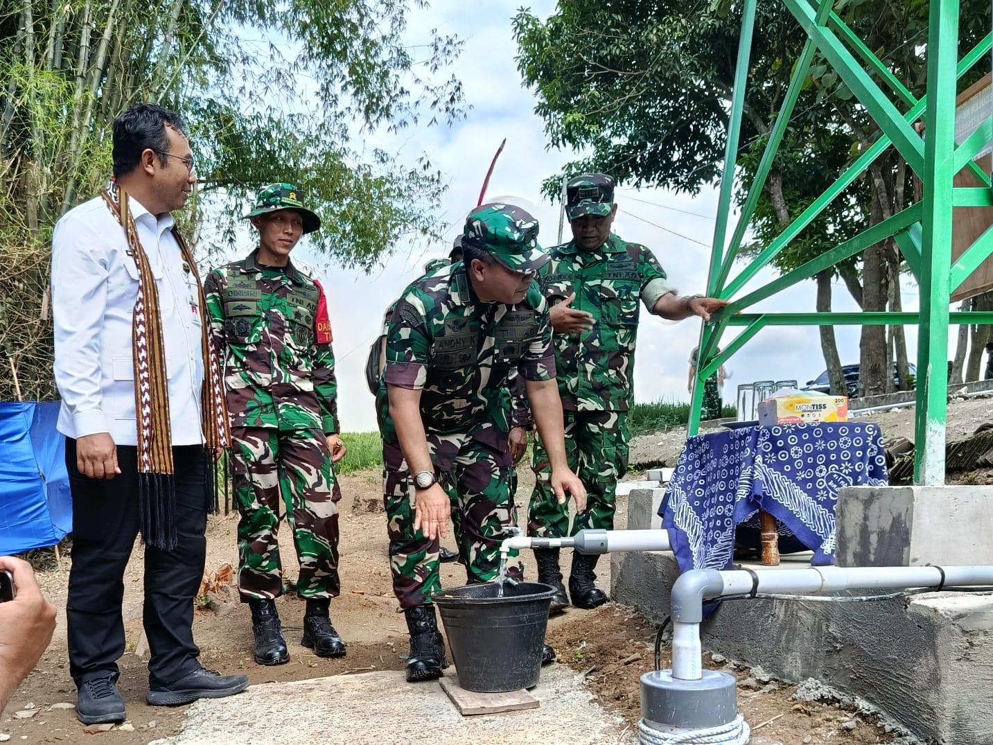 Sukseskan TMMD Reguler ke-128, Kasdam IV/Diponegoro Tinjau Sasaran Fisik Cor Jalan dan Pembangunan Sumur Bor di Sragen