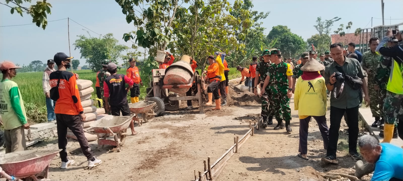 Antusias Warga Sambut Jendral Bintang 1 dilokasi TMMD Reg Ke-128 Kodim 0725/Sragen