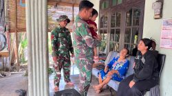 Rindu Anak Anggota Satgas TMMD Bermain Bersama Anak- Anak