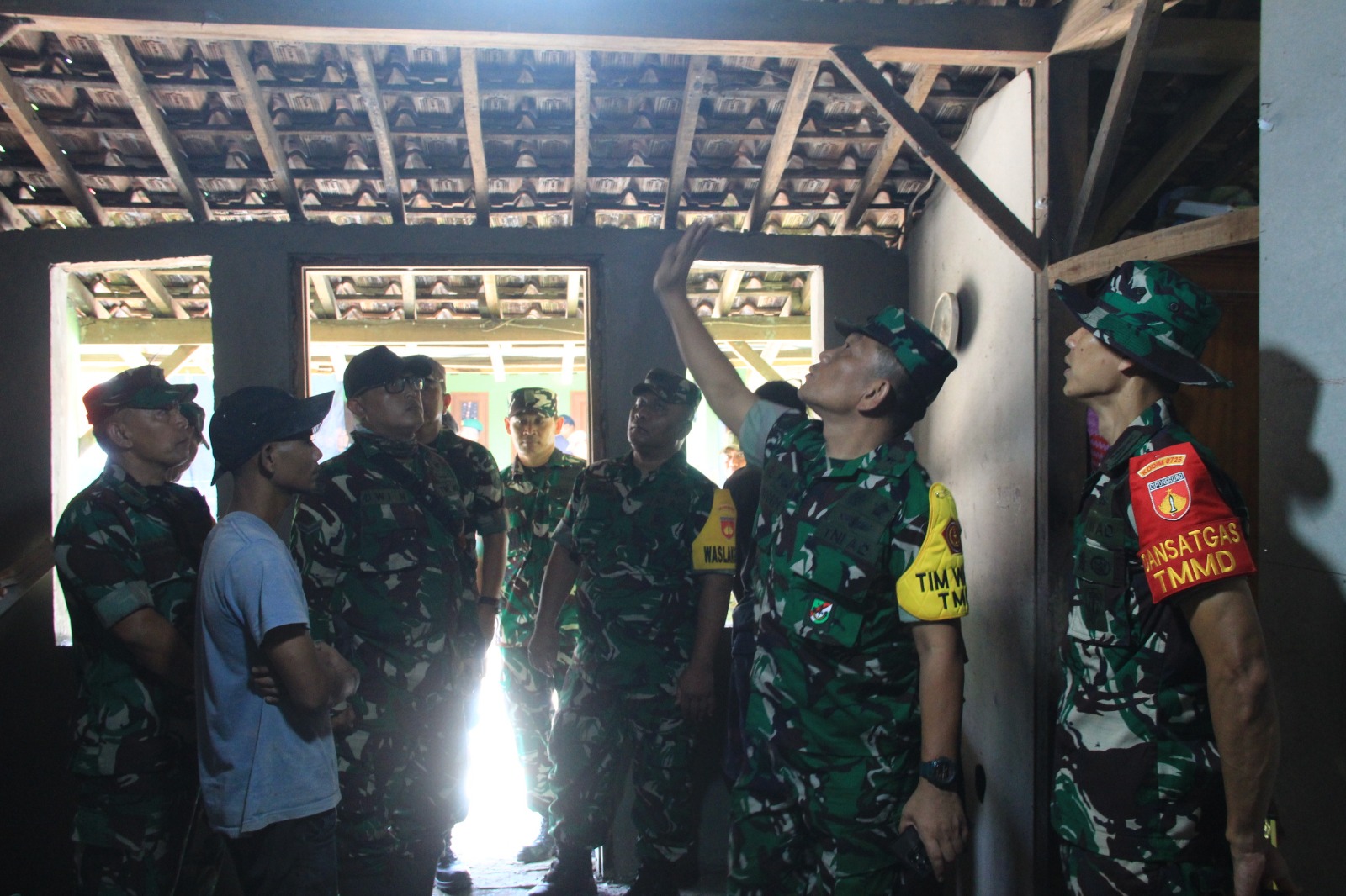 Sentuhan Harapan di Rumah Sederhana, Brigjen TNI Joni Pardede Tinjau RTLH Milik Janda Pencari Pasir dalam TMMD Reguler ke-128 Kodim Sragen
