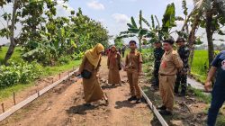 Ibu Sariyati dari Dinas PMD Kunjungi Lokasi Cor Blok Jalan, Pastikan Pekerjaan Berjalan Baik dan Sesuai