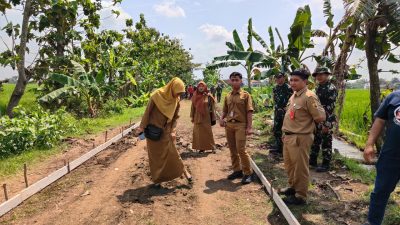 Ibu Sariyati dari Dinas PMD Kunjungi Lokasi Cor Blok Jalan, Pastikan Pekerjaan Berjalan Baik dan Sesuai