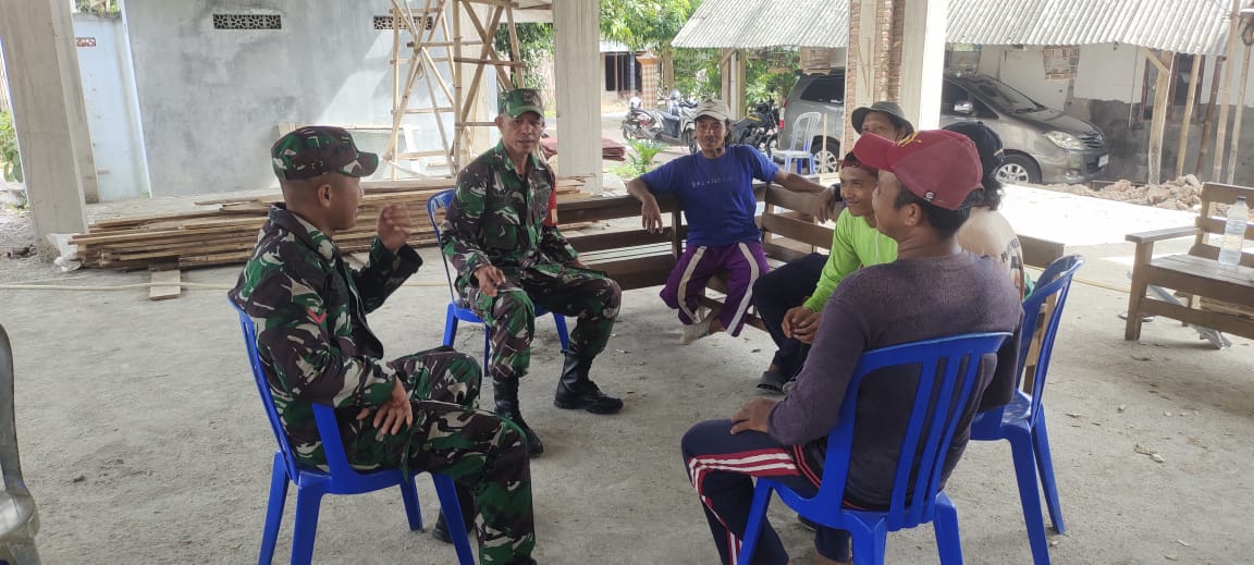 Sikapi Cuaca Tidak Menentu, Babinsa Imbau Warga Tingkatkan Kewaspadaan