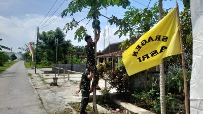 Anggota Satgas TMMD Reg 128 Kodim 0725/Sragen Bantu Petik Sayur Induk Semang