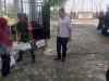 Aksi Humanis Babinsa Gendong Beras Bantuan Milik Mbah Sukini yang Sudah Lansia