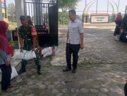 Aksi Humanis Babinsa Gendong Beras Bantuan Milik Mbah Sukini yang Sudah Lansia