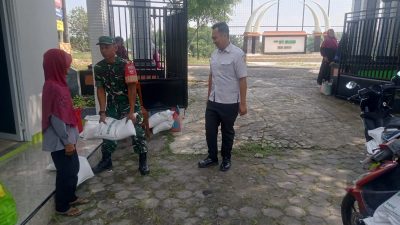 Aksi Humanis Babinsa Gendong Beras Bantuan Milik Mbah Sukini yang Sudah Lansia Aksi Humanis Babinsa Gendong Beras Bantuan Milik Mbah Sukini yang Sudah Lansia