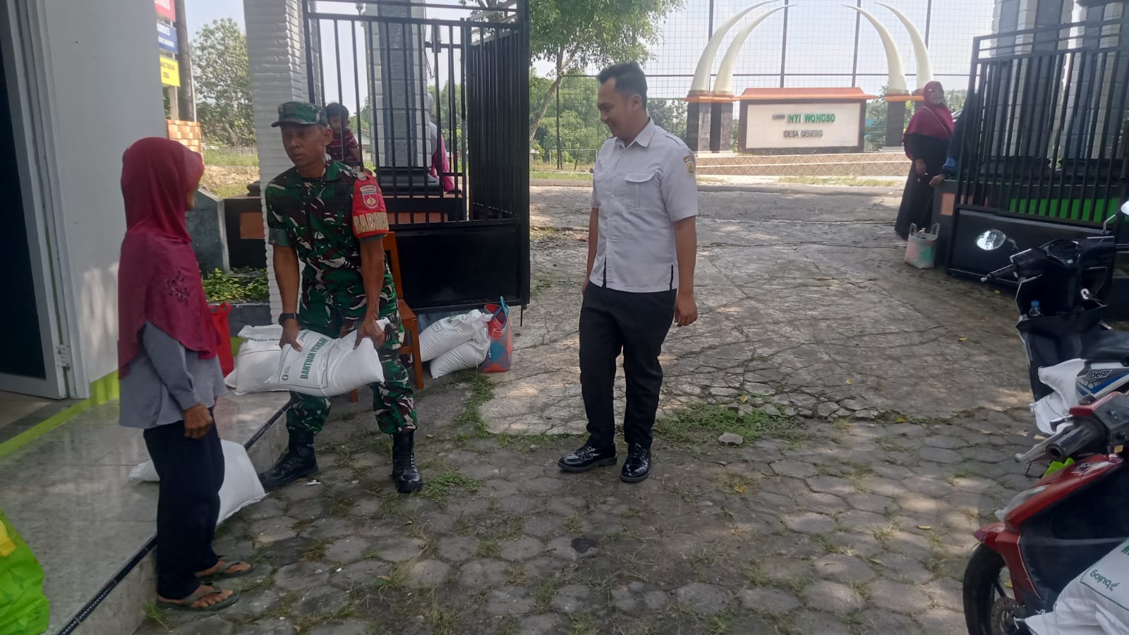 Aksi Humanis Babinsa Gendong Beras Bantuan Milik Mbah Sukini yang Sudah Lansia